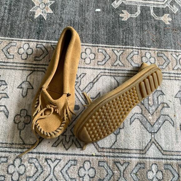 Minnetonka Shoes - Minnetonka Moccasin Shoes Size 7.5 Tan